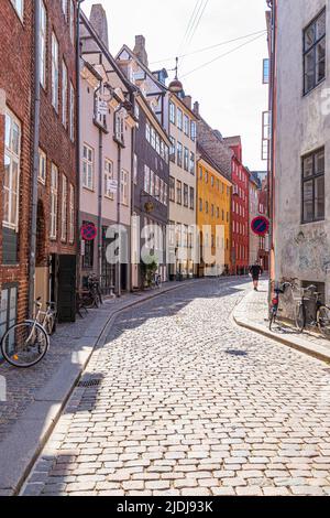 Magstræde ist eine der ältesten Straßen in Kopenhagen, Dänemark. Stockfoto
