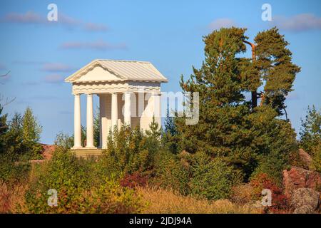 Weißer Pavillon in der Natur gegen den Himmel Stockfoto