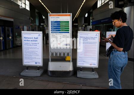 Juni 21.. Streik in der Bahn und U-Bahn in London. Shoreditch, oberirdische Station. Stockfoto