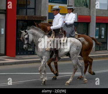 HUELVA, SPANIEN, 2. Juni 2022. Abfahrt der Bruderschaft von Rocío de Huelva durch die Straßen ihrer Stadt Stockfoto