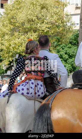 HUELVA, SPANIEN, 2. Juni 2022. Abfahrt der Bruderschaft von Rocío de Huelva durch die Straßen ihrer Stadt Stockfoto