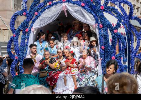 HUELVA, SPANIEN, 2. Juni 2022. Abfahrt der Bruderschaft von Rocío de Huelva durch die Straßen ihrer Stadt. Frauen singen auf der Rückseite eines Wagens Stockfoto