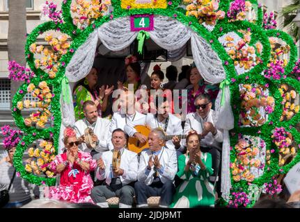 HUELVA, SPANIEN, 2. Juni 2022. Abfahrt der Bruderschaft von Rocío de Huelva durch die Straßen ihrer Stadt. Frauen singen auf der Rückseite eines Wagens Stockfoto