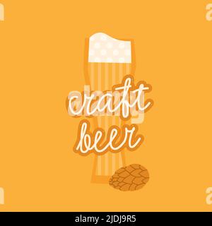 Craft Beer Schriftzug. Flache Vektordarstellung eines Bierglases und Hopfen. Design für eine kleine Brauerei oder ein Bierfest. Gelber Hintergrund. Stock Vektor