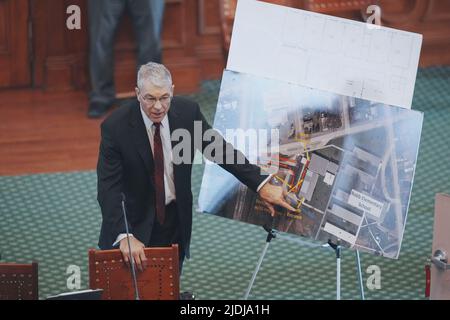 Austin Texas USA, 21 2022. Juni: Steve MCCRAW, Direktor des texanischen Departements für öffentliche Sicherheit, bezeugt vor einem Texas Senatsausschuss die Reaktion der Strafverfolgungsbehörden bei den Massenschießereien im vergangenen Monat in Uvalde, Texas, die zum Tod von 19 Kindern und zwei Lehrern geführt haben. McCraw beschuldigt die lokalen Gesetzgeber, nicht schneller gehandelt zu haben, um Leben zu retten. Kredit: Bob Daemmrich/Alamy Live Nachrichten Stockfoto