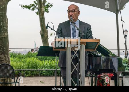 New York, USA. 21.. Juni 2022. Der französische Botschafter in den USA, Philippe Etienne, spricht beim Auftakt im Battery Park als Freiheitsstatue im Hintergrund am 21. Juni 2022 in New York. Die Zeremonie feiert den 40.. Geburtstag des Music Day und huldigt seinem französischen Ursprung mit einer Aufführung des Karnevals der Tiere von Camille Saint-Saens, die im selben Jahr wie der Beginn der Freiheitsstatue, die von Frankreich gestiftet wurde, geschrieben wurde. (Foto von Lev Radin/Sipa USA) Quelle: SIPA USA/Alamy Live News Stockfoto