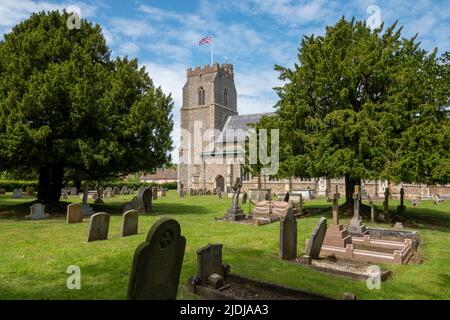 Gesamtansicht mit Kirchhof und Bäumen im Vordergrund, St Mary 's Church Dennington, Suffolk Stockfoto