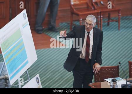 Austin, TX, USA. 21.. Juni 2022. Steve MCCRAW, Direktor des Texas Department of Public Safety, bezeugt vor dem Senat von Texas die Reaktion der Strafverfolgungsbehörden auf die Massenschießerei im vergangenen Monat in Uvalde, Texas, die zum Tod von 19 Kindern und zwei Lehrern führte. McCraw beschuldigt die Gesetzgeber, schneller gehandelt zu haben, um Leben zu retten. (Bild: © Bob Daemmrich/ZUMA Press Wire) Stockfoto