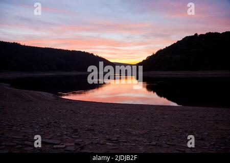 Ladybower Reservoir bei Sonnenuntergang, im Peak District National Park, Großbritannien Stockfoto