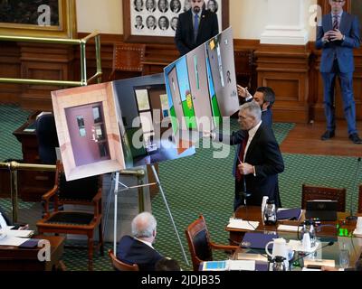 Austin, TX, USA. 21.. Juni 2022. Steve MCCRAW, Direktor des Texas Department of Public Safety, bezeugt vor dem Senat von Texas die Reaktion der Strafverfolgungsbehörden auf die Massenschießerei im vergangenen Monat in Uvalde, Texas, die zum Tod von 19 Kindern und zwei Lehrern führte. McCraw beschuldigt die Gesetzgeber, schneller gehandelt zu haben, um Leben zu retten. (Bild: © Bob Daemmrich/ZUMA Press Wire) Stockfoto