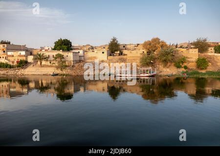 Eine kleine, ländliche lokale Passagierfähre, die am Ufer des Nils in Ägypten festgemacht ist Stockfoto