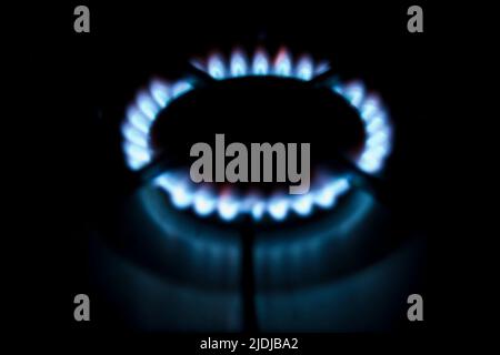 Nahaufnahme einer Gasbrennerflamme eines Gaskochfelds Stockfoto