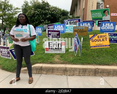 Dennisport, MA, USA. 21.. Juni 2022. Die Kampagnenarbeiterin Coumba Gueye hält außerhalb einer Wahlkampfstätte in Washington, DC, Kampagnenliteratur für ihre Kandidatin. (Bild: © Sue Dorfman/ZUMA Press Wire) Stockfoto