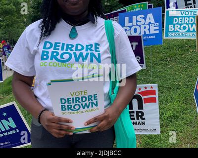 Dennisport, MA, USA. 21.. Juni 2022. Eine Wahlkampfhelferin hält ein Zeichen für ihre Kandidatin vor einem Wahllokal in Washington, DC, auf Primary (Foto: © Sue Dorfman/ZUMA Press Wire) Stockfoto