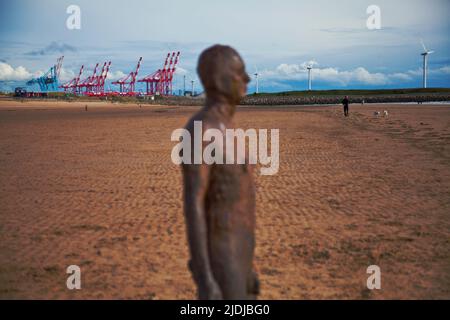 Eine Darsteller aus „Another Place“ von Antony Gorely am Crosby Beach, Liverppol, Großbritannien Stockfoto