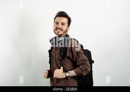 Glücklich casual Mann trägt Casual Kleidung posiert isoliert über weißem Hintergrund posiert Bildung in High School University College Konzept. Stockfoto