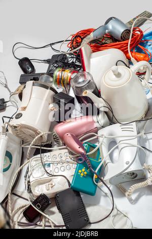 Viele alte Elektrogeräte zum Recycling von E-Abfall. Nachhaltiges Wohnkonzept. Stockfoto