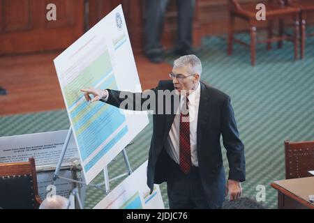 Austin, TX, USA. 21.. Juni 2022. Steve MCCRAW, Direktor des Texas Department of Public Safety, bezeugt vor dem Senat von Texas die Reaktion der Strafverfolgungsbehörden auf die Massenschießerei im vergangenen Monat in Uvalde, Texas, die zum Tod von 19 Kindern und zwei Lehrern führte. McCraw beschuldigt die Gesetzgeber, schneller gehandelt zu haben, um Leben zu retten. (Bild: © Bob Daemmrich/ZUMA Press Wire) Stockfoto