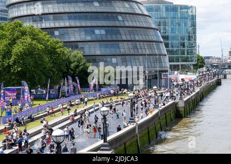 The Queen's Walk am Südufer der Themse in der Nähe der Tower Bridge in London, voll mit ausländischen Touristen und Touristen, die den Tag genießen. Stockfoto