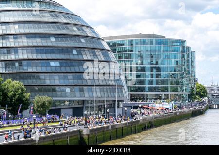 The Queen's Walk am Südufer der Themse in der Nähe der Tower Bridge in London, voll mit ausländischen Touristen und Touristen, die den Tag genießen. Stockfoto