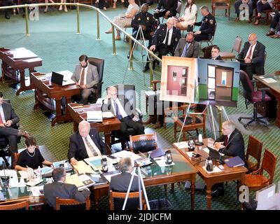 Austin, TX, USA. 21.. Juni 2022. Steve MCCRAW, Direktor des Texas Department of Public Safety, bezeugt vor dem Senat von Texas die Reaktion der Strafverfolgungsbehörden auf die Massenschießerei im vergangenen Monat in Uvalde, Texas, die zum Tod von 19 Kindern und zwei Lehrern führte. McCraw beschuldigt die Gesetzgeber, schneller gehandelt zu haben, um Leben zu retten. (Bild: © Bob Daemmrich/ZUMA Press Wire) Stockfoto