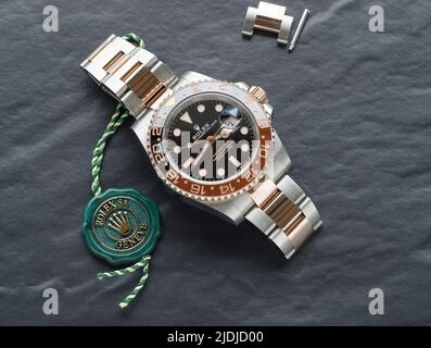 Eine Rolex Oyster Perpetual Date Armbanduhr. GMT Master II . Oyster Stahl und Everose Armband. Stockfoto