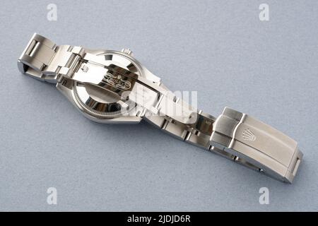 Die Rückseite einer Rolex Armbanduhr mit dem Metallarmband. Stockfoto