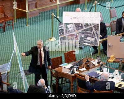 Austin, TX, USA. 21.. Juni 2022. Steve MCCRAW, Direktor des Texas Department of Public Safety, bezeugt vor dem Senat von Texas die Reaktion der Strafverfolgungsbehörden auf die Massenschießerei im vergangenen Monat in Uvalde, Texas, die zum Tod von 19 Kindern und zwei Lehrern führte. McCraw beschuldigt die Gesetzgeber, schneller gehandelt zu haben, um Leben zu retten. (Bild: © Bob Daemmrich/ZUMA Press Wire) Stockfoto