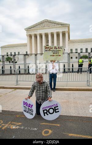 Washington, DC, USA. 21.. Juni 2022. Die Befürworter von Pro-Choice und Pro-Life treffen sich vor dem Obersten Gerichtshof der USA in Washington DC, in Erwartung eines Urteils, mit dem die Entscheidung von Roe V Wade aus dem Jahr 1973, die legale Abtreibungen erlaubte, möglicherweise umgestialt wird. Washington, DC 21. Juni 2022. Quelle: Patsy Lynch/Media Punch/Alamy Live News Stockfoto