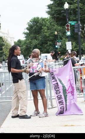 Washington, DC, USA. 21.. Juni 2022. Die Befürworter von Pro-Choice und Pro-Life treffen sich vor dem Obersten Gerichtshof der USA in Washington DC, in Erwartung eines Urteils, mit dem die Entscheidung von Roe V Wade aus dem Jahr 1973, die legale Abtreibungen erlaubte, möglicherweise umgestialt wird. Washington, DC 21. Juni 2022. Quelle: Patsy Lynch/Media Punch/Alamy Live News Stockfoto