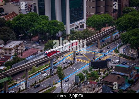 Kuala Lumpur, Malaysia - Jun 09 2022: Blick auf das Monorail-System von KL und die vielbefahrene Kreuzung von Stadtstraßen in Kuala Lumpur, Malaysia Stockfoto