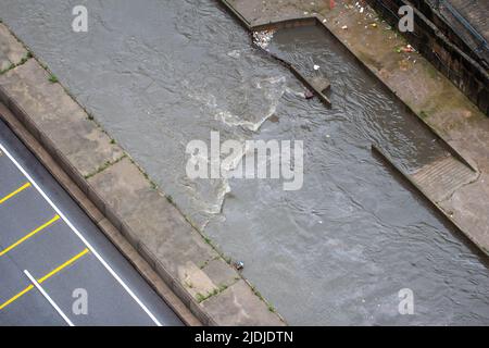 Sturmwasser, das nach starkem Regen durch den Kanal sprudelt, Kuala Lumpur, Malaysia Stockfoto