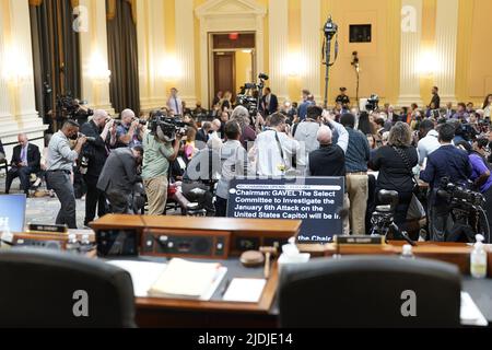 Washington, USA. 21.. Juni 2022. House Select Committee, das den Anschlag vom 6. Januar untersucht - Fotografen fotografieren die Zeugen, die während der Anhörung am Dienstag, den 21. Juni 2022 auf dem Capitol Hill eintreffen. (Foto von Doug Mills/Pool/Sipa USA) Quelle: SIPA USA/Alamy Live News Stockfoto