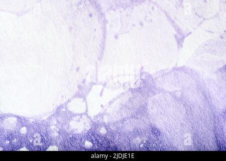 Violetter Hintergrund, strukturiertes Papier mit zufälligem pastellvioletten Kreisen bemalt, sehr Petri Trendfarbe. Abstrakte Komposition mit Kopierbereich. Stockfoto