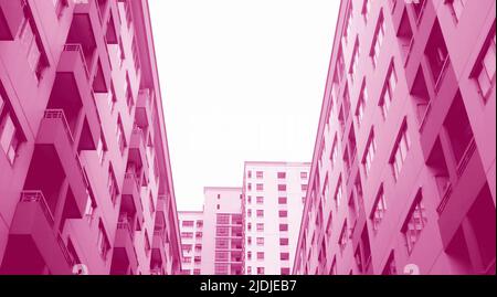 Surreale Pop-Art-Art-Ansicht von modernen hohen Gebäuden in französischer rosarote Farbe Stockfoto