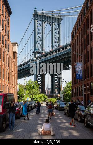 Touristen machen Fotos vom Empire State Building durch Manhattan Bridge Bauwerke am Fotoplatz Washington Street in Brooklyn, New York City, USA Stockfoto