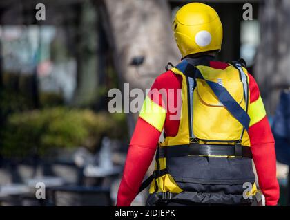 Freiwilliger der gemeinnützigen Organisation mit voller Ausrüstung, Rückansicht. Erste Hilfe, Medizinische Nothilfe. Stockfoto