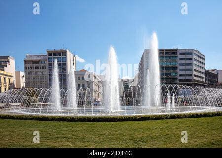 Omonoia Platz, Neuer Wasserbrunnen in Athen, Griechenland. Omonia ist ein runder platz im Stadtzentrum, sonniger Tag, blauer Himmel. Stockfoto