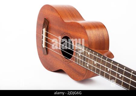 Hölzerne Ukulele-Gitarre isoliert auf weißem Hintergrund Stockfoto