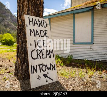 Handgezeichnetes, selbstgemachtes Eisschild auf einer Straße einer ländlichen Kleinstadt in Kanada. Stockfoto