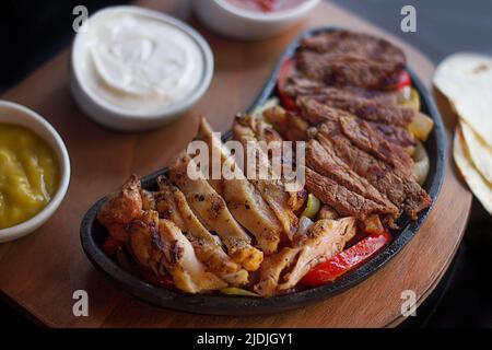 Gemischte Fajita mit Huhn und Rind Stockfoto