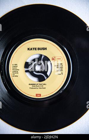 Seven Inch Single Vinyl Version von Running Up That Hill von Kate Bush, veröffentlicht 1985. Es wurde 2022 erneut dokumentiert, nachdem es in Stranger Things zu sehen war Stockfoto