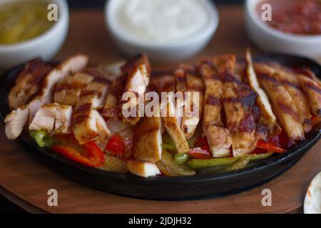 Hähnchenfajita Mit Saucen Auf Der Pfanne Stockfoto