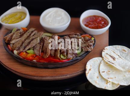 Rinderfajita Mit Saucen Auf Der Pfanne Stockfoto