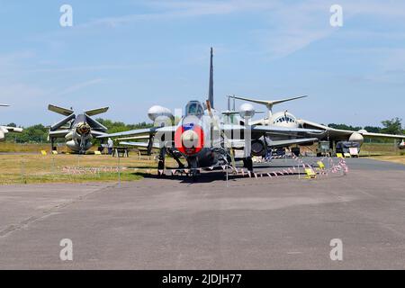 Ein elektrischer Blitz aus dem Jahr F6, abgebildet mit anderen statischen Flugzeugen im Yorkshire Air Museum in Elvington, North Yorkshire, Großbritannien Stockfoto