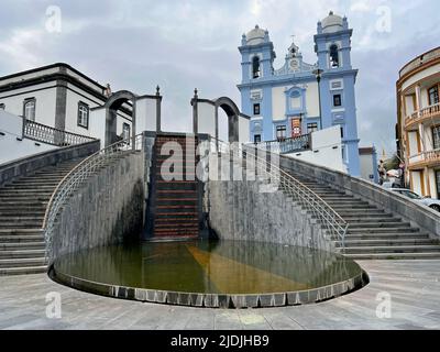 Angra do Heroismo, Azoren, Portugal - 2. Juni 2022: Die historische Kathedrale der Barmherzigkeit (Igreja da Misericordia) und ein Wasserfall sind zu sehen. Stockfoto