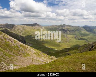 Blick in den oberen Esk vom Long Green Ridge auf SCA Fell, Lake District, Großbritannien. Stockfoto