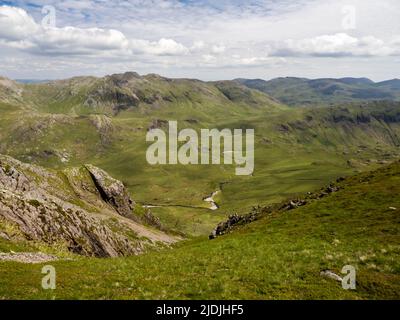 Blick in den oberen Esk vom Long Green Ridge auf SCA Fell, Lake District, Großbritannien. Stockfoto