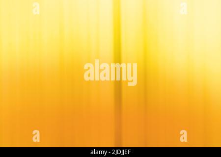 Orange und gelb farbenfroh leuchtend warmes Leuchten. Orangegelbes Bokeh und Sonnenlicht für einen abstrakten Sommerhintergrund Stockfoto