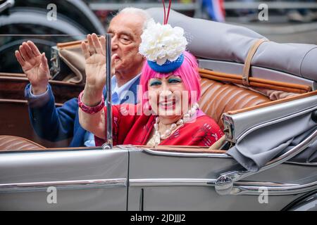 Dame Zandra Rhodes winkt während des Abschnitts „Dames in Jags“ des Platinum Jubilee Pageant von einem alten Jaguar, während er am Th entlang Whitehall verläuft Stockfoto